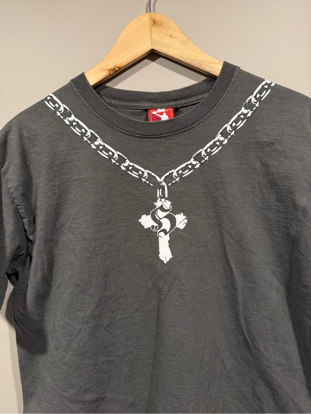 Fanatics faded black Short Sleeve y2k Tee with White Chain & Cross Graphic image 2